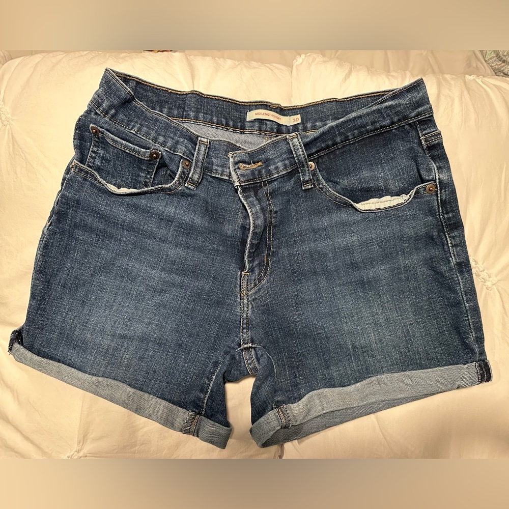 Levi’s mid-rise short, size 30